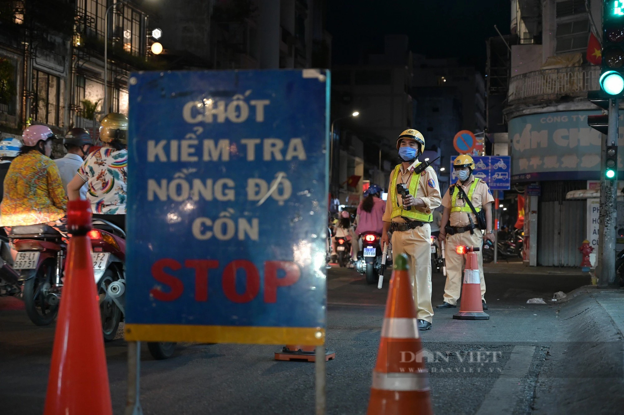 Nam thanh niên từ Tân Bình qua quận 8 nhậu với bạn, bị CSGT thổi nồng độ cồn gấp 3 lần mức kịch khung- Ảnh 1.