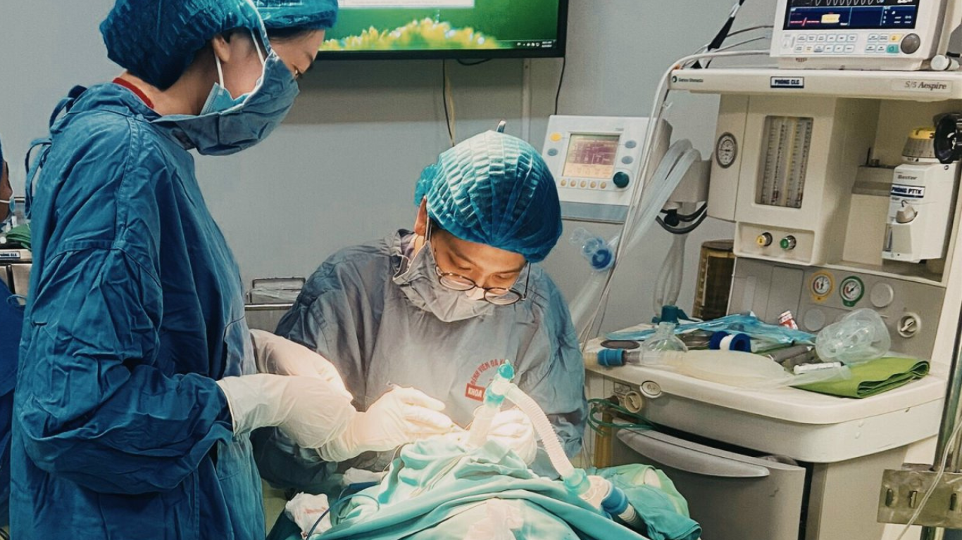 "Cứu cánh" cho những trẻ bị sụp mi bẩm sinh- Ảnh 2.