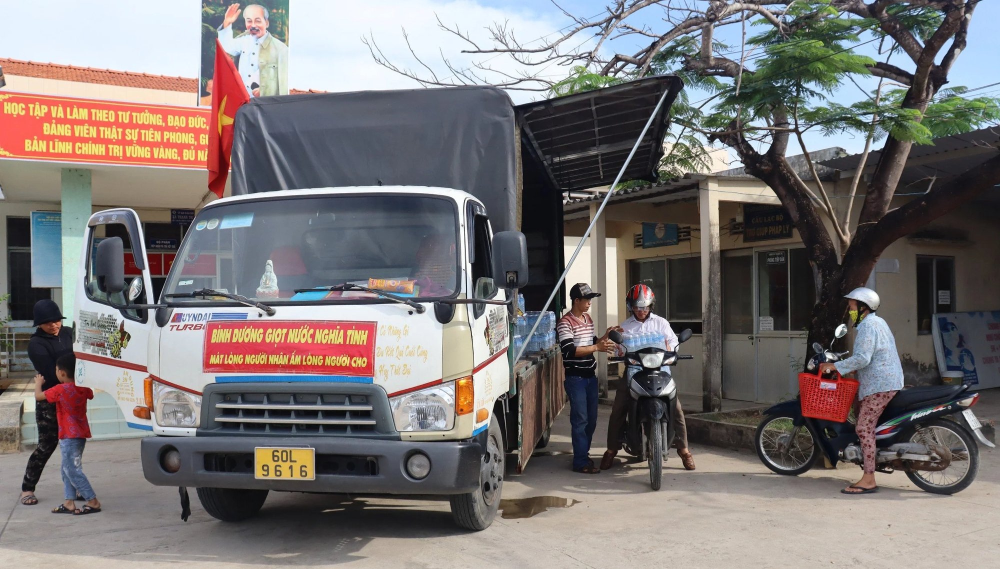 Hội Nông dân tỉnh Bến Tre trao nước ngọt cho nông dân huyện Bình Đại- Ảnh 2.