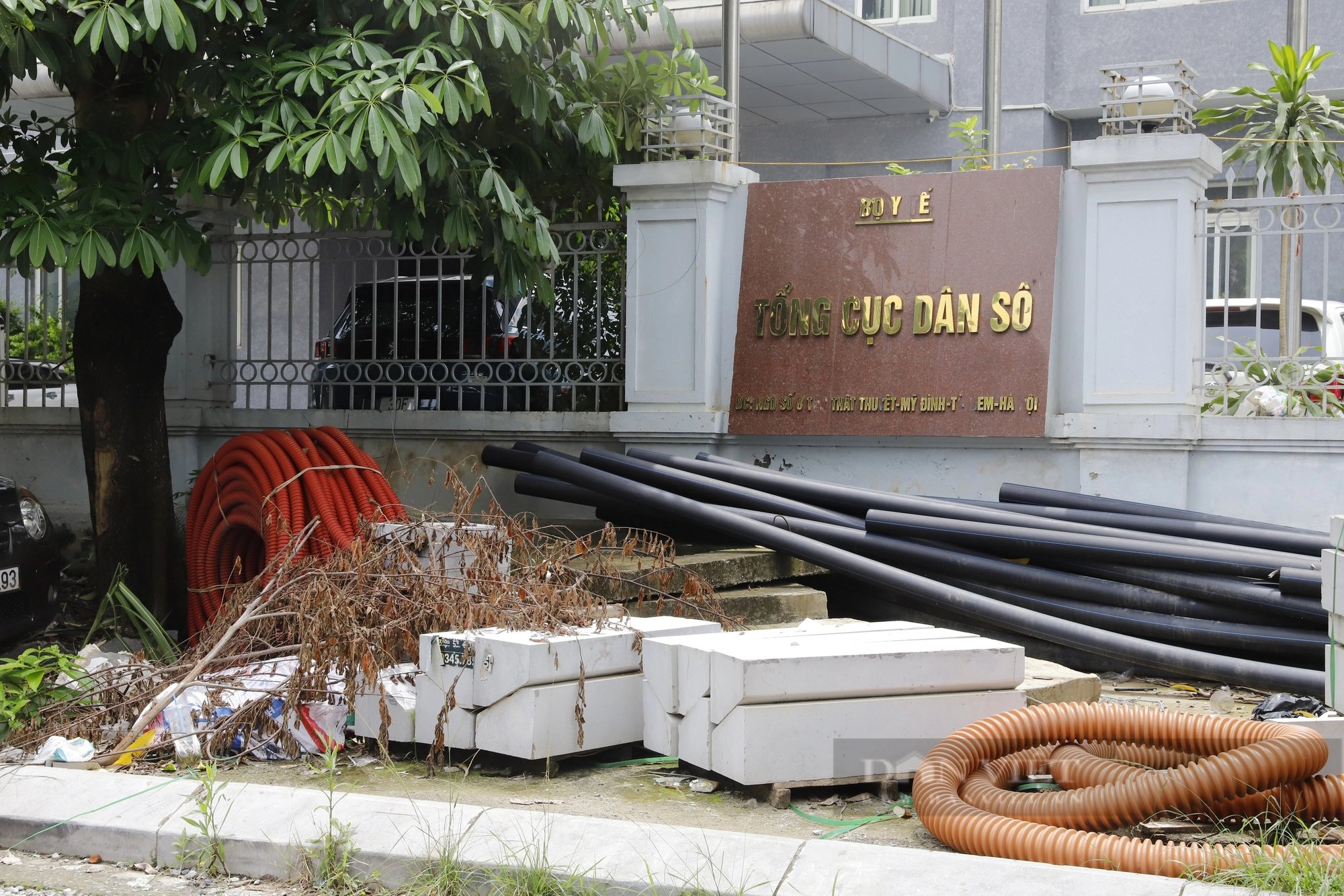 "Con đường đau khổ" ở Hà Nội thi công trở lại sau 3 năm ngổn ngang, chi chít "ổ voi, ổ gà"- Ảnh 4.