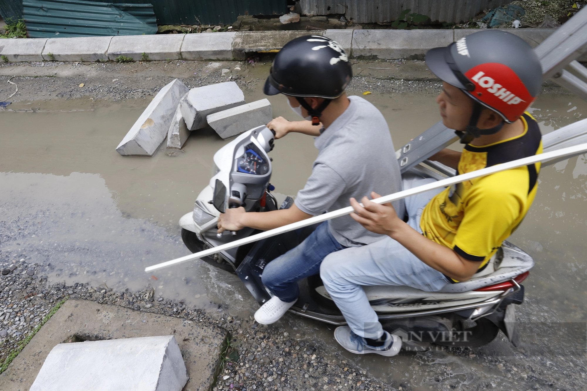"Con đường đau khổ" ở Hà Nội thi công trở lại sau 3 năm ngổn ngang, chi chít "ổ voi, ổ gà"- Ảnh 10.