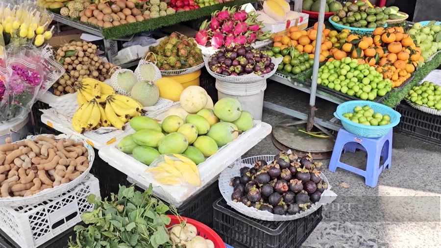 Măng cụt được bày bán tại một sạp hàng trái cây ở chợ Lái Thiêu (TP.Thuận An). Ảnh: Trần Khánh