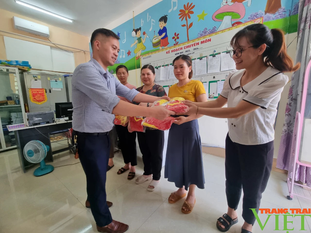 "Chắp cánh" cho học sinh nghèo vượt khó ở huyện biên giới Lai Châu - Ảnh 2. "Chắp cánh" cho học sinh nghèo vượt khó ở huyện biên giới Lai Châu - Ảnh 2.