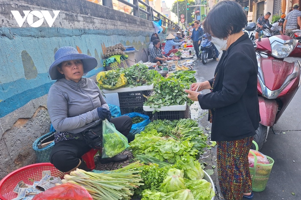 Giá thực phẩm tươi sống ở chợ truyền thống tăng cao- Ảnh 3.