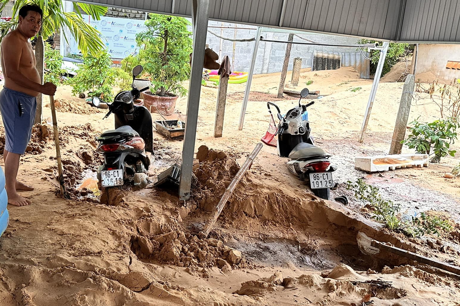 Diễn biến vụ mưa lớn trong đêm, cát đỏ từ đồi cao tràn xuống tuyến đường du lịch ở Bình Thuận  - Ảnh 9.