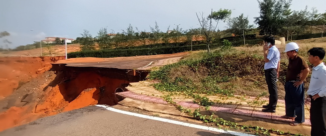 Diễn biến vụ mưa lớn trong đêm, cát đỏ từ đồi cao tràn xuống tuyến đường du lịch ở Bình Thuận  - Ảnh 5.