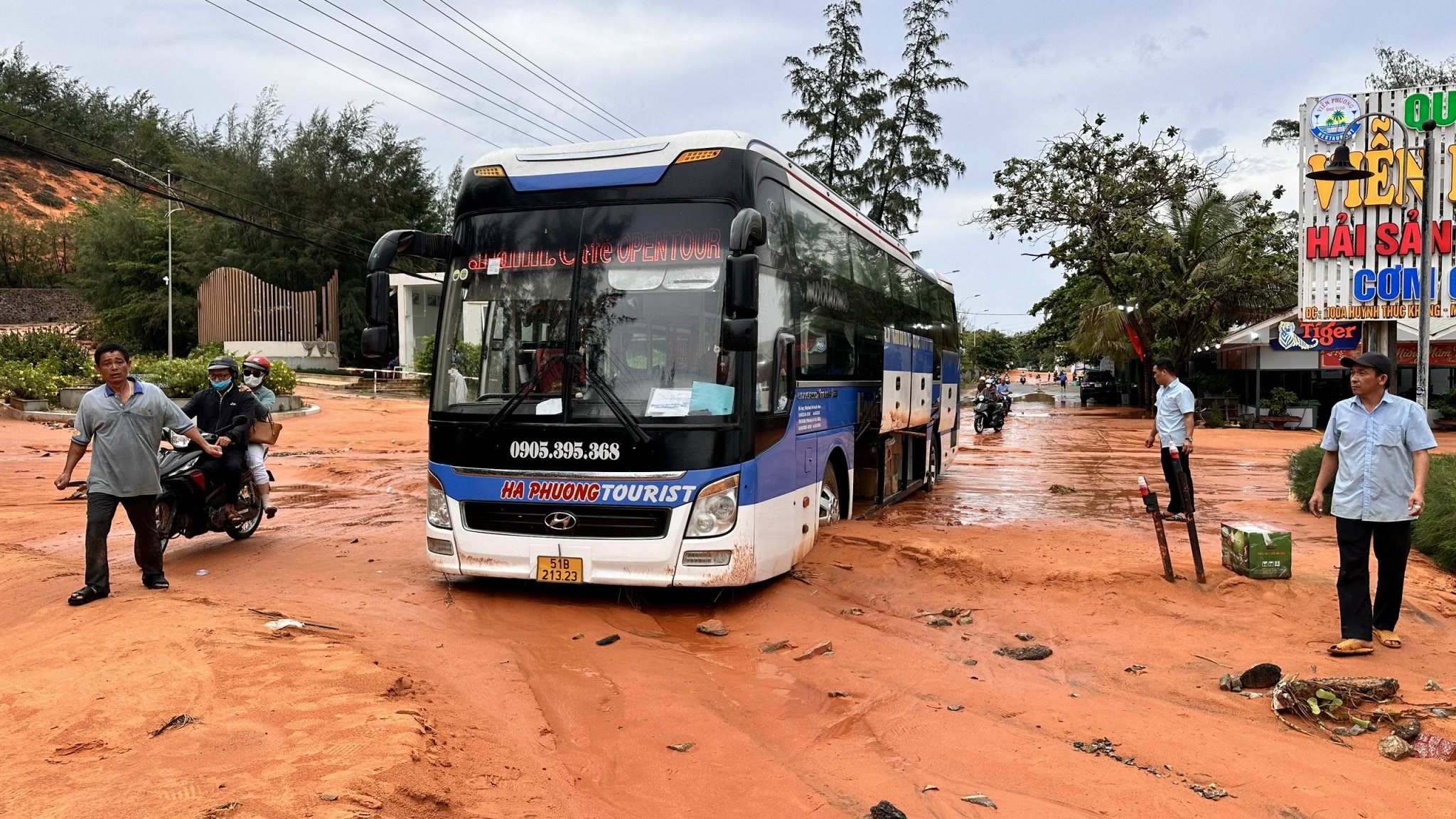 Diễn biến vụ mưa lớn trong đêm, cát đỏ từ đồi cao tràn xuống tuyến đường du lịch ở Bình Thuận  - Ảnh 3.