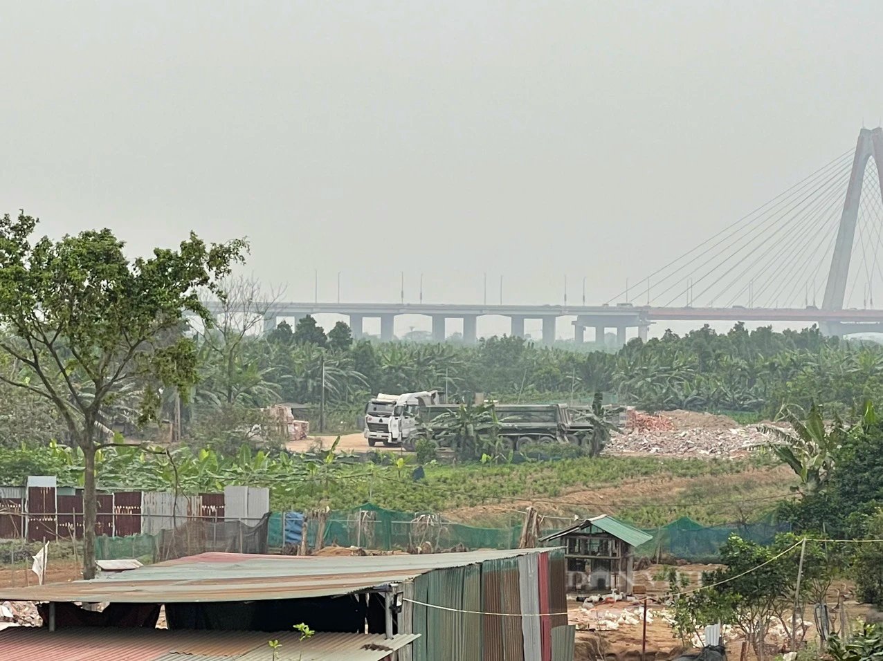 Đổ phế thải, tập kết vật liệu trái phép ven sông Hồng địa phận huyện Đông Anh (Hà Nội)- Ảnh 1.
