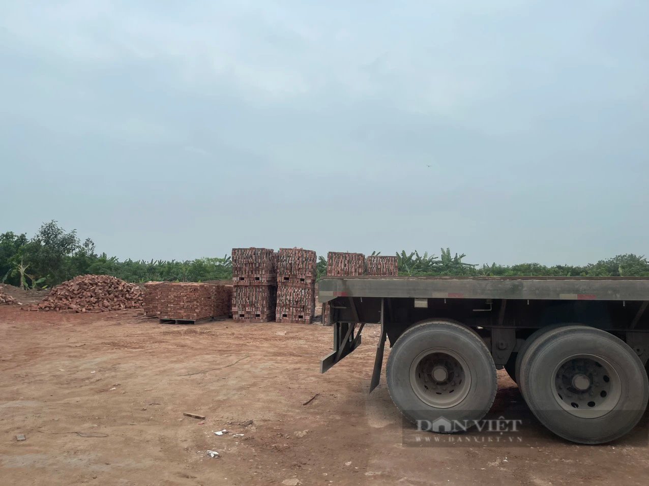 Đổ phế thải, tập kết vật liệu trái phép ven sông Hồng địa phận huyện Đông Anh (Hà Nội)- Ảnh 4.