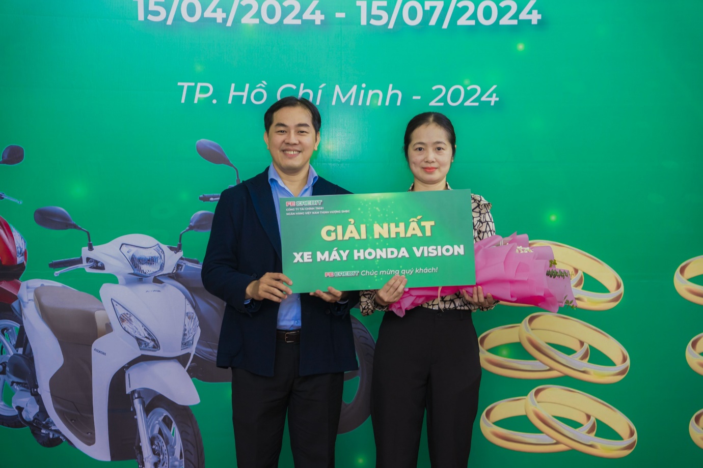 Chào hè rực rỡ cùng FE CREDIT: Đã tìm thấy chủ nhân của chiếc Honda Vision đầu tiên - Ảnh 2.
