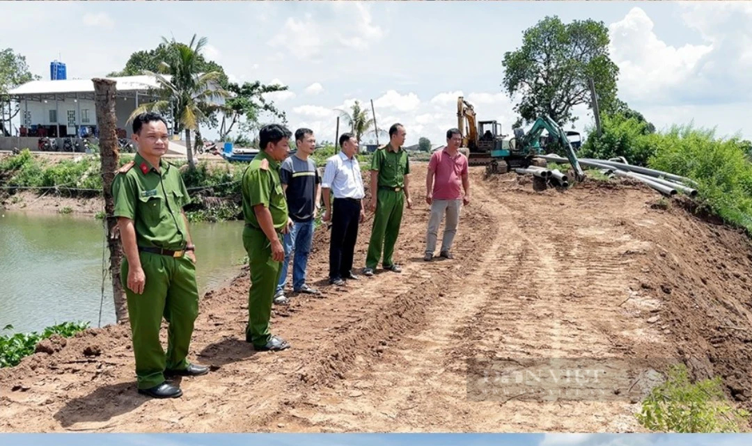 Giám đốc công an chỉ đạo kiểm tra khu vực nghi lợi dụng việc nạo vét ao cá để khai thác cát trái phép - Ảnh 1.