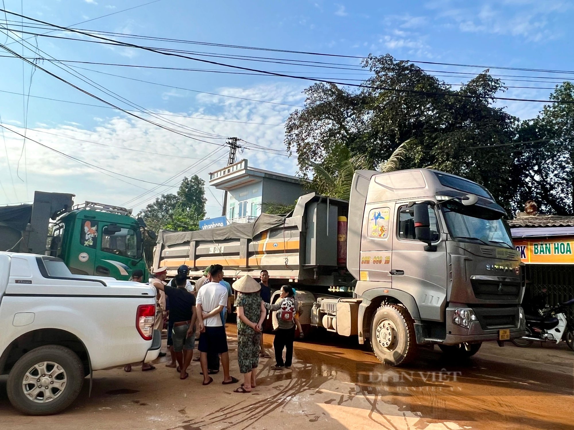Phú Thọ: Xe chở đất nối đuôi chạy bạt mạng, người dân bức xúc chặn đường- Ảnh 1.