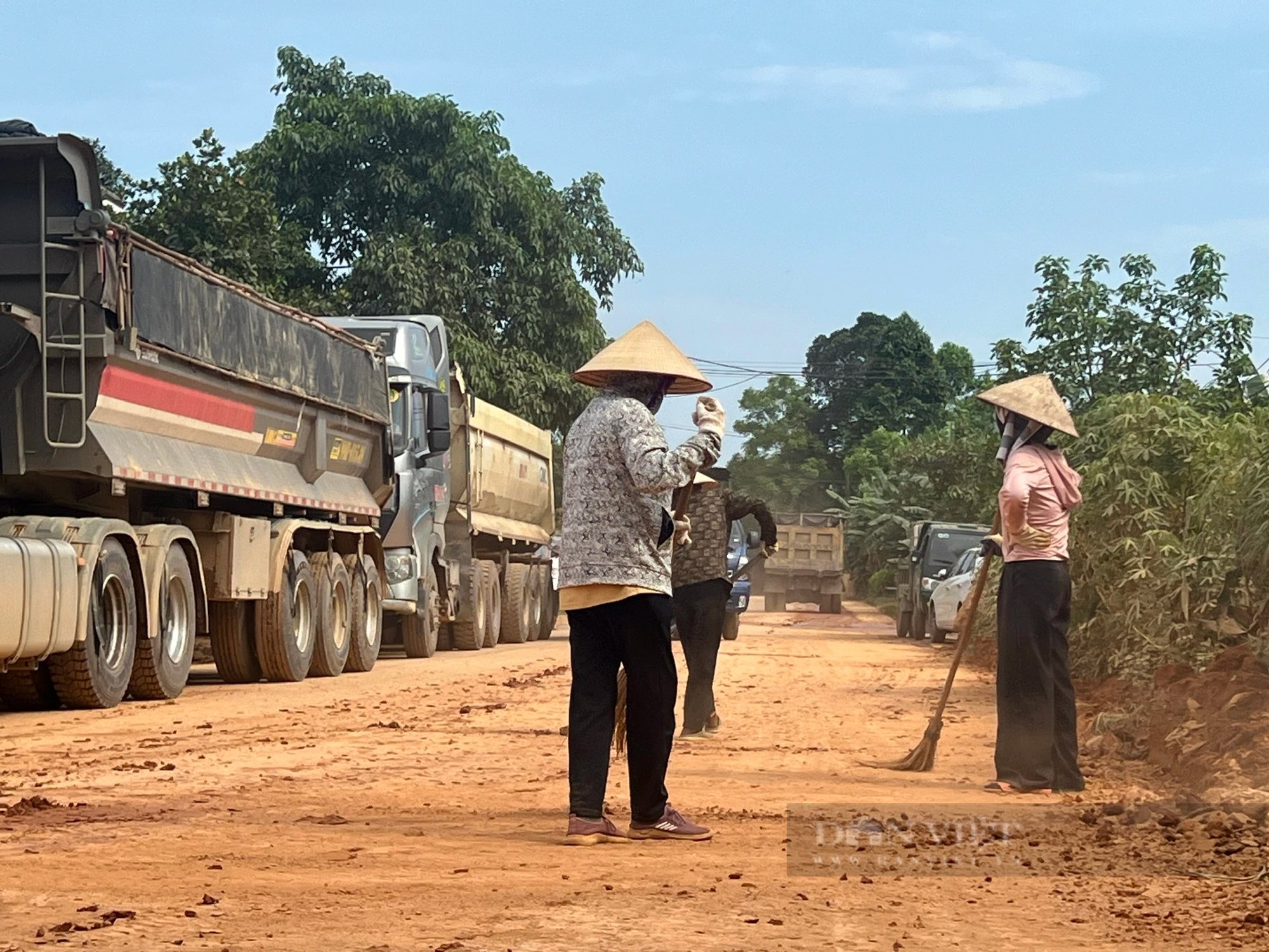 Phú Thọ: Xe chở đất nối đuôi chạy bạt mạng, người dân bức xúc chặn đường- Ảnh 2.