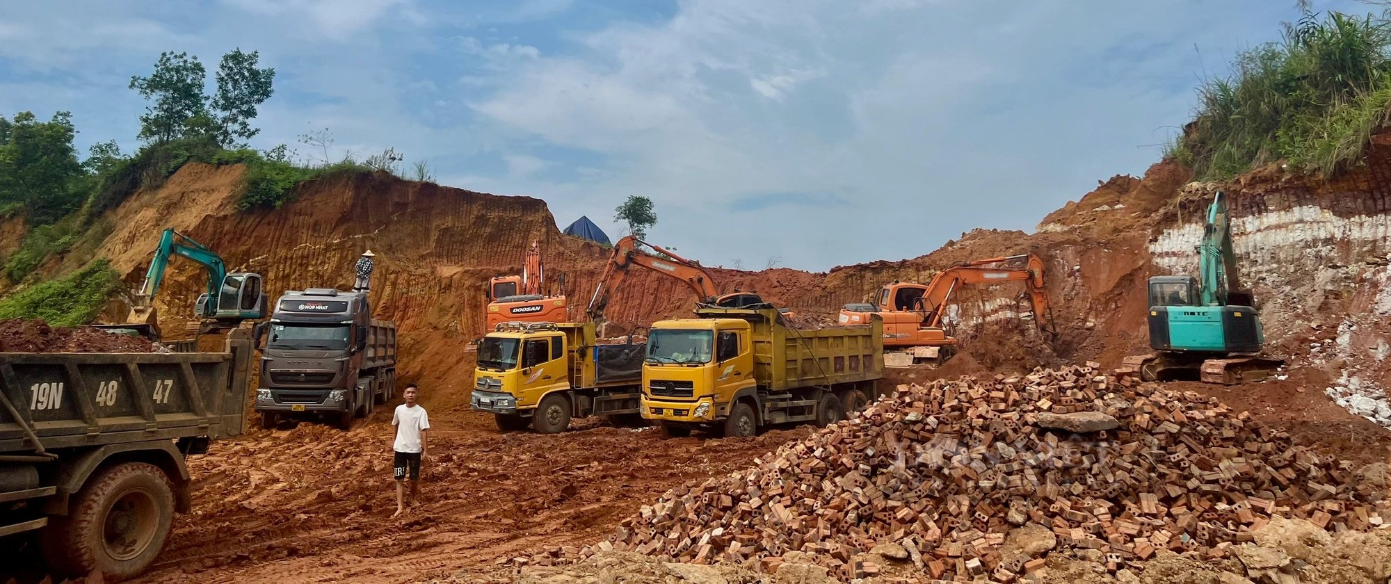 Phú Thọ: Xe chở đất nối đuôi chạy bạt mạng, người dân bức xúc chặn đường- Ảnh 5.