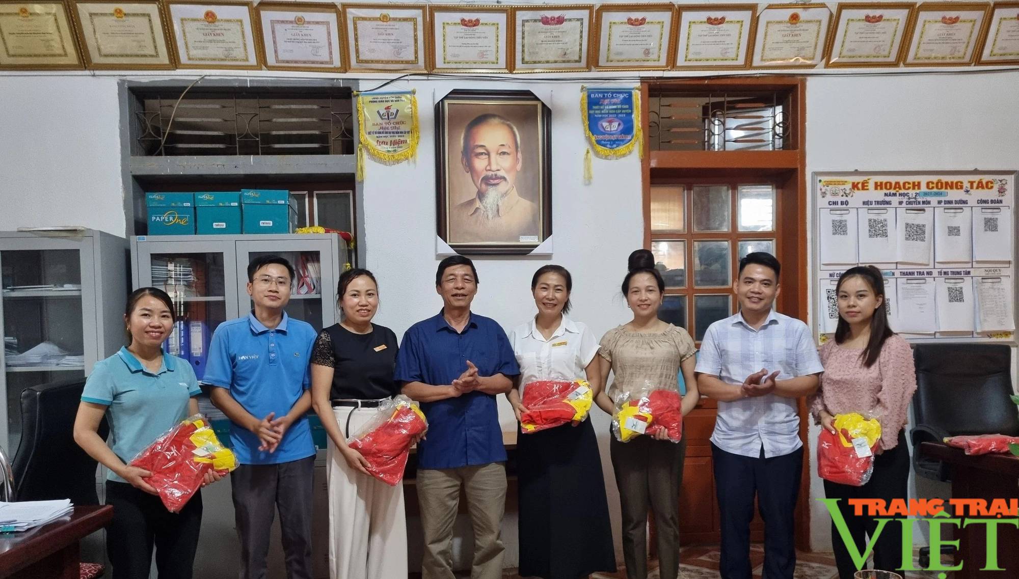 Đồng hành, sẻ chia khó khăn với "công dân tương lai" nơi xã nghèo biên giới Sơn La- Ảnh 2. Đồng hành, sẻ chia khó khăn với "công dân tương lai" nơi xã nghèo biên giới Sơn La- Ảnh 2.