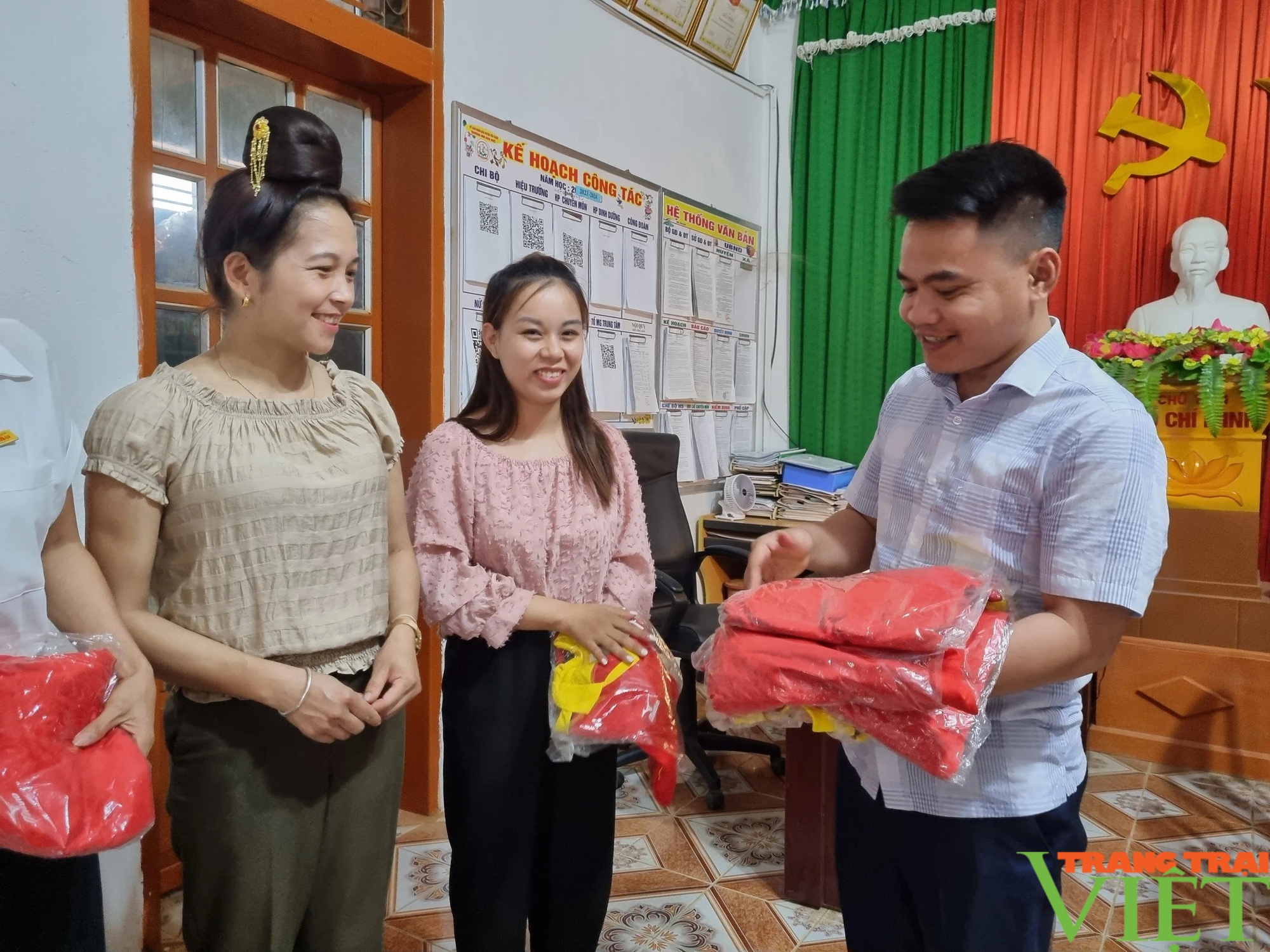 Đồng hành, sẻ chia khó khăn với "công dân tương lai" nơi xã nghèo biên giới Sơn La- Ảnh 3. Đồng hành, sẻ chia khó khăn với "công dân tương lai" nơi xã nghèo biên giới Sơn La- Ảnh 3.