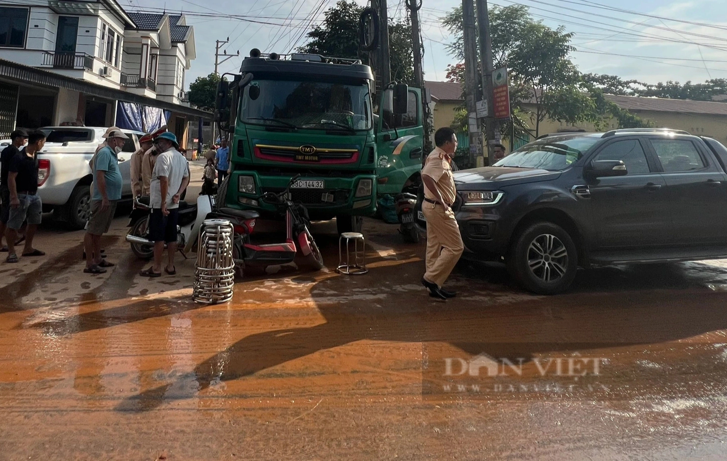 Phú Thọ: Xe chở đất nối đuôi chạy bạt mạng, người dân bức xúc chặn đường- Ảnh 6.