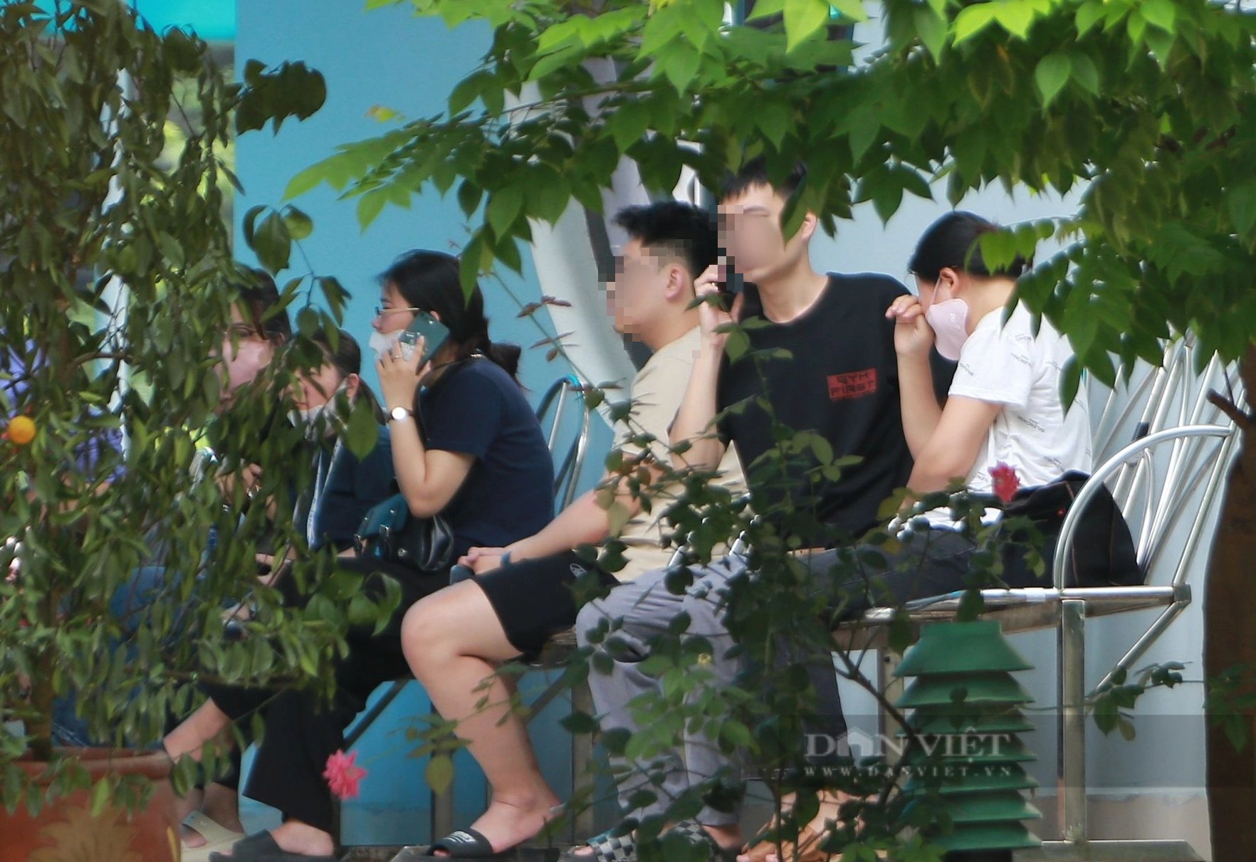 Vụ cháy nhà trọ 14 người tử vong ở Hà Nội: Người thân đến nhà tang lễ nhận dạng, bật khóc trong tuyệt vọng- Ảnh 1.