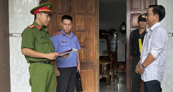 Phó Giám đốc Trung tâm phát triển quỹ đất huyện bị bắt vì liên quan đến khai thác cát trái phép ở Bình Thuận- Ảnh 1.
