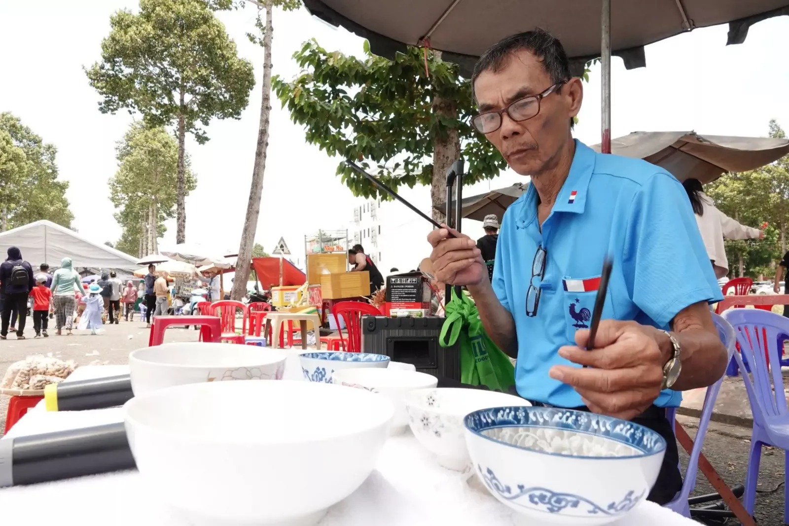 Một người Trà Vinh vừa chơi đàn chén ở Cần Thơ, ai nghe cũng thích thú- Ảnh 1.