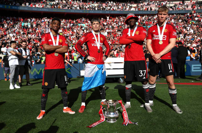 Vô địch FA Cup mùa giải 2023/2024, M.U ăn mừng rạng rỡ thế nào?- Ảnh 9.