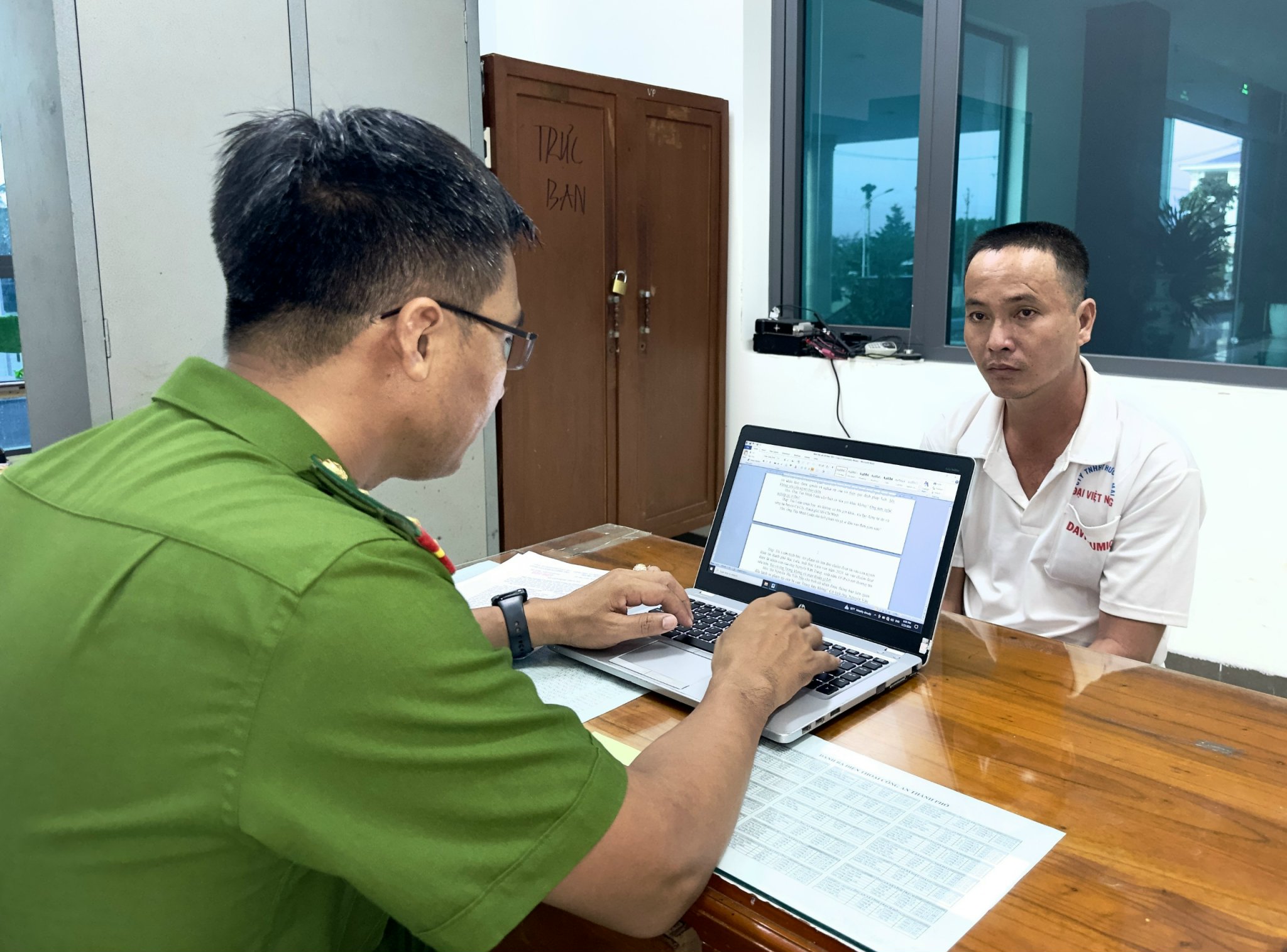 "Hô biến" đá thường thành đá thiên thạch quý bán với giá 250 triệu USD- Ảnh 1.