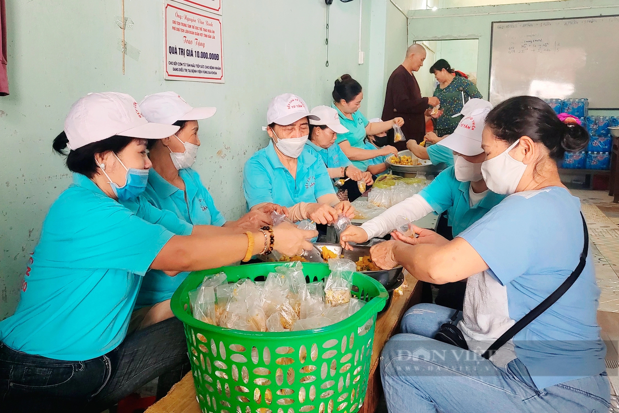 Trao yêu thương qua từng suất cơm 0 đồng tặng bệnh nhân nghèo Đắk Lắk- Ảnh 1.