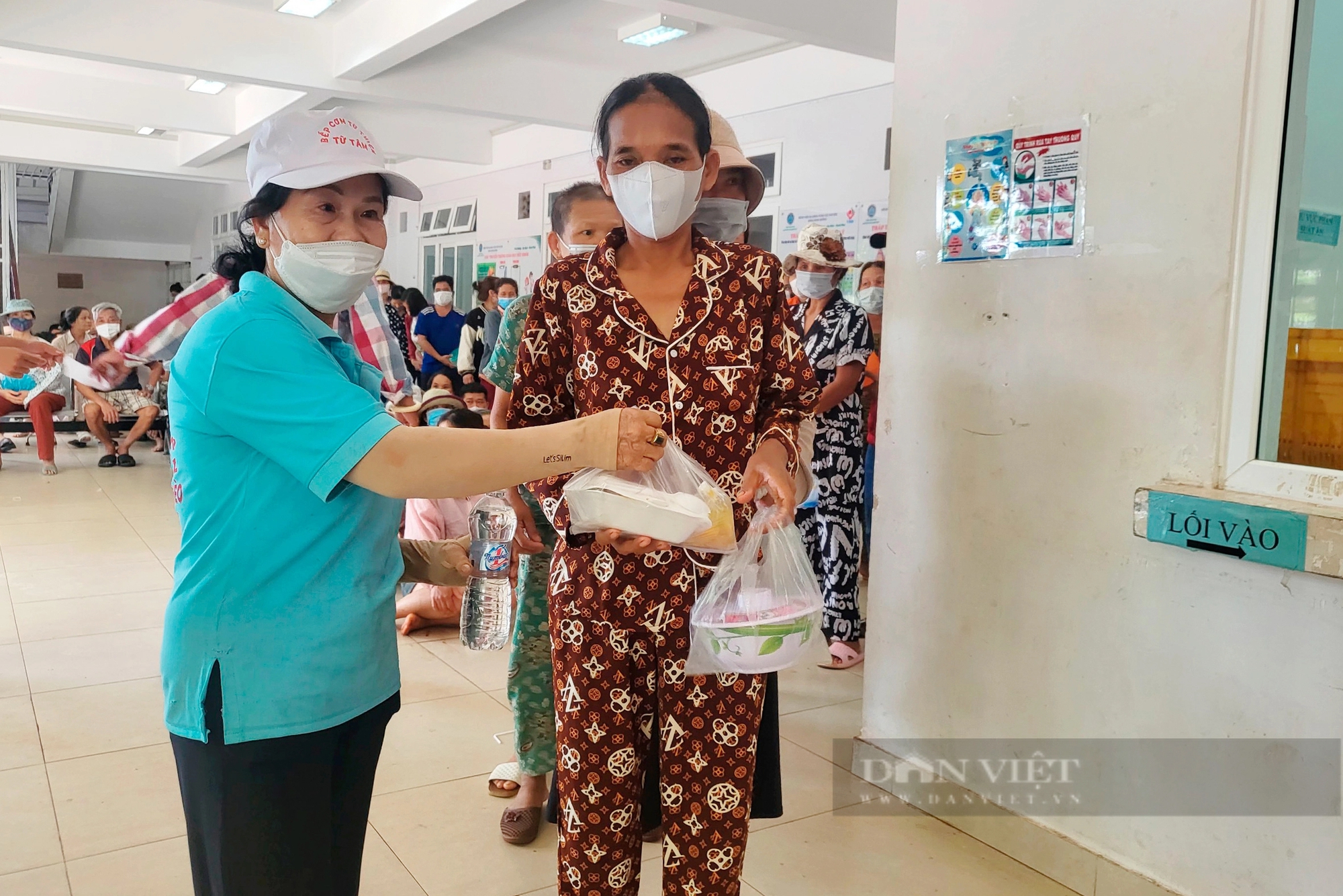 Trao yêu thương qua từng suất cơm 0 đồng tặng bệnh nhân nghèo Đắk Lắk- Ảnh 2.