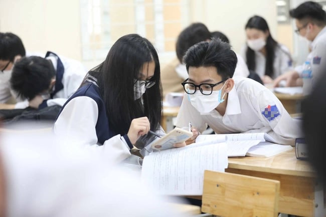 Ôn thi vào lớp 10, phụ huynh “nín thở” hồi hộp cùng con- Ảnh 2.