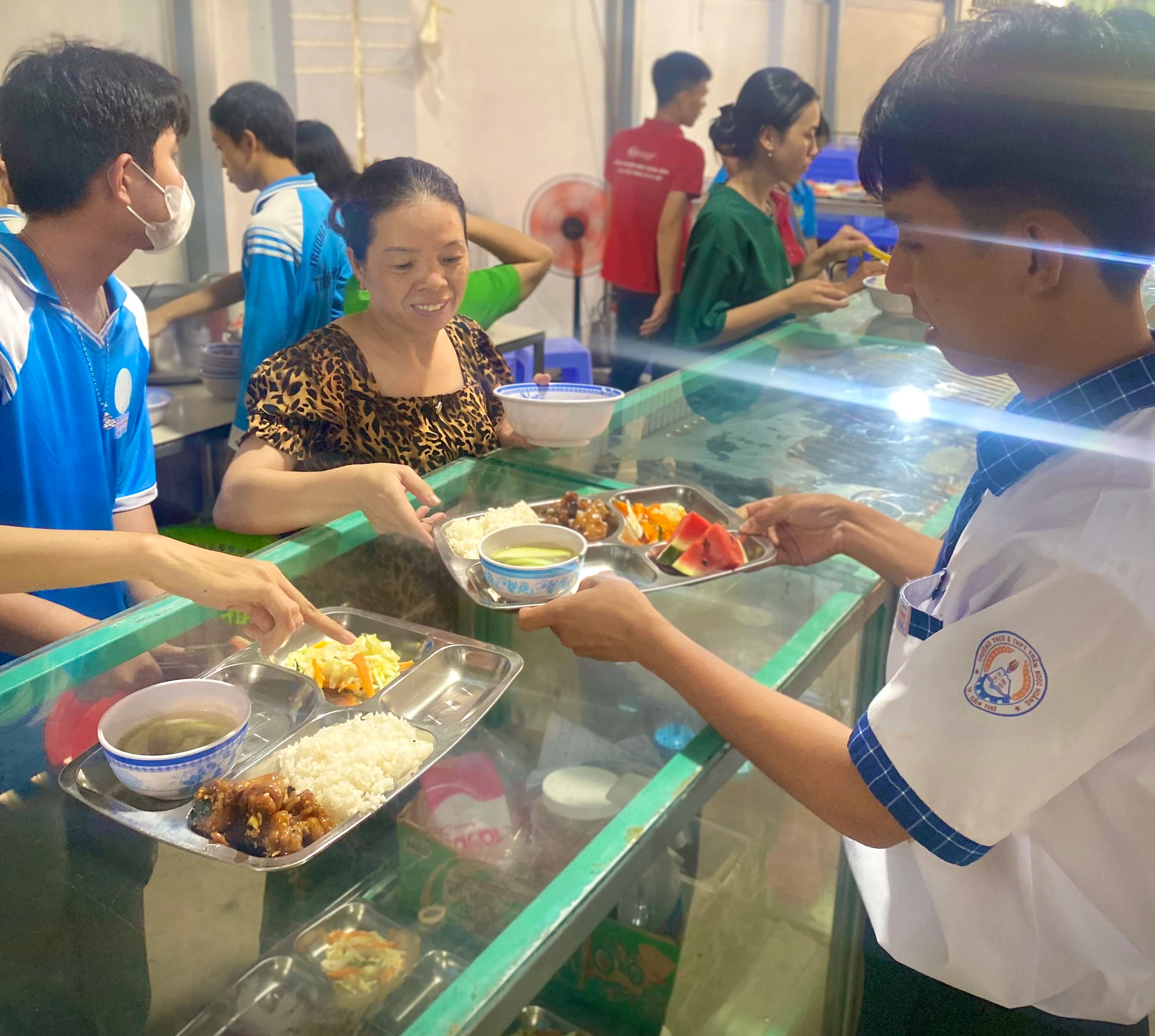 Một trường học ở Cần Thơ nấu 3.000 suất cơm trưa miễn phí cho học sinh khối 12 ôn thi tốt nghiệp- Ảnh 1.