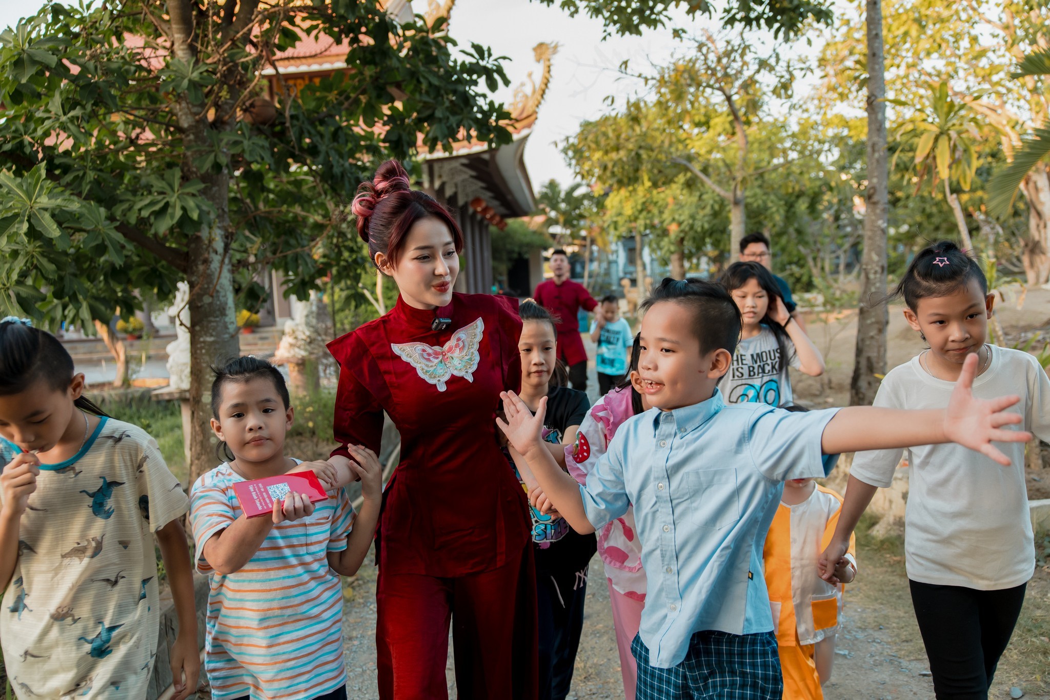 Ngân 98 và hàng loạt những hoạt động thiện nguyện, giúp trẻ em khó khăn- Ảnh 4.