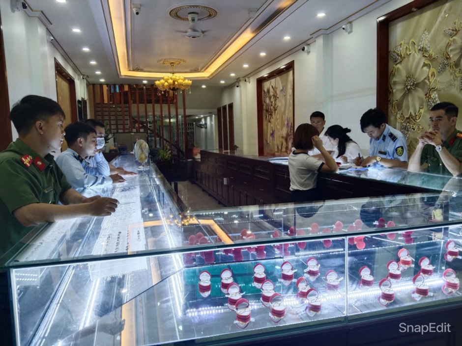 Bị xử phạt nặng vì bày bán nhẫn vàng CHANEL giả- Ảnh 1.