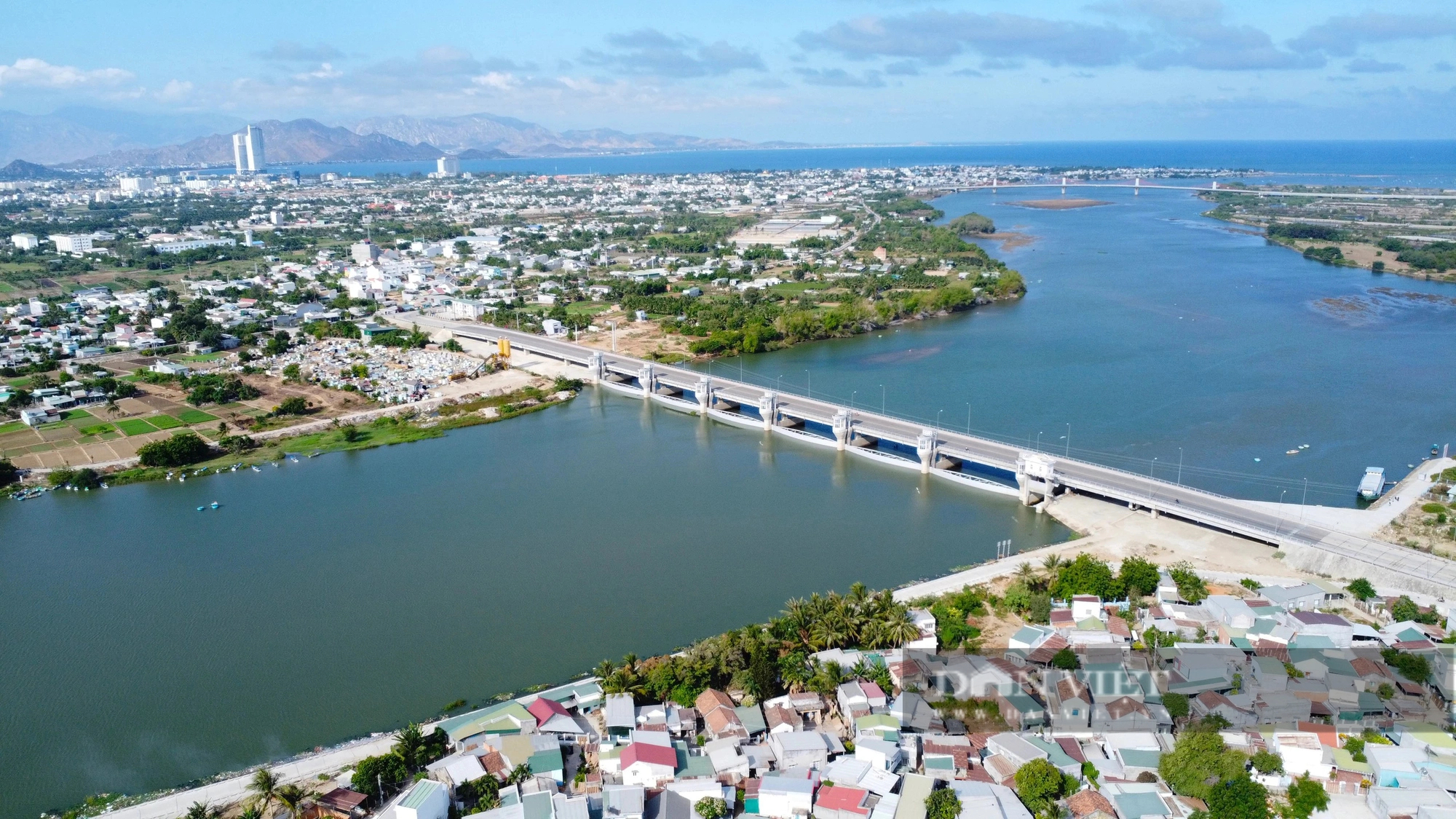 Một hồ nước ngọt 3,5 triệu m3 ở cửa biển Ninh Thuận do đập ngăn mặn hạ lưu Sông Dinh tạo thành- Ảnh 1.