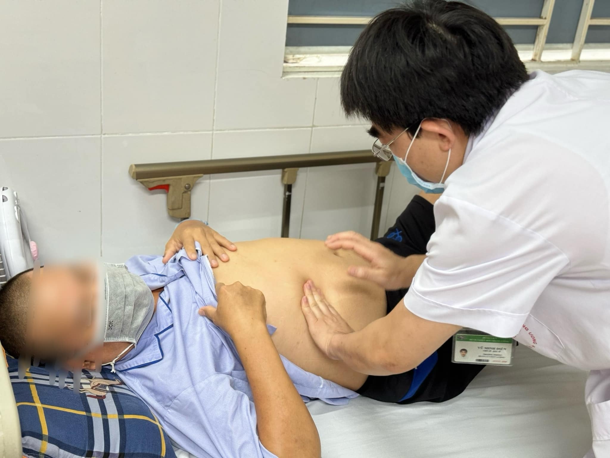 Người đàn ông nhiễm "cả ổ" sán lá gan lớn nhỏ vì ăn rau muống, rau ngổ sống- Ảnh 3.