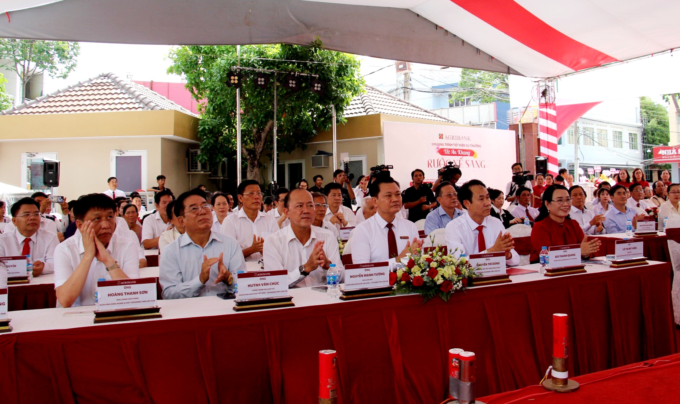 Agribank trao thưởng chương trình "Tết An khang - Rước xế sang" và tặng xe cứu thương cho ngành Y tế tỉnh Long An- Ảnh 1.