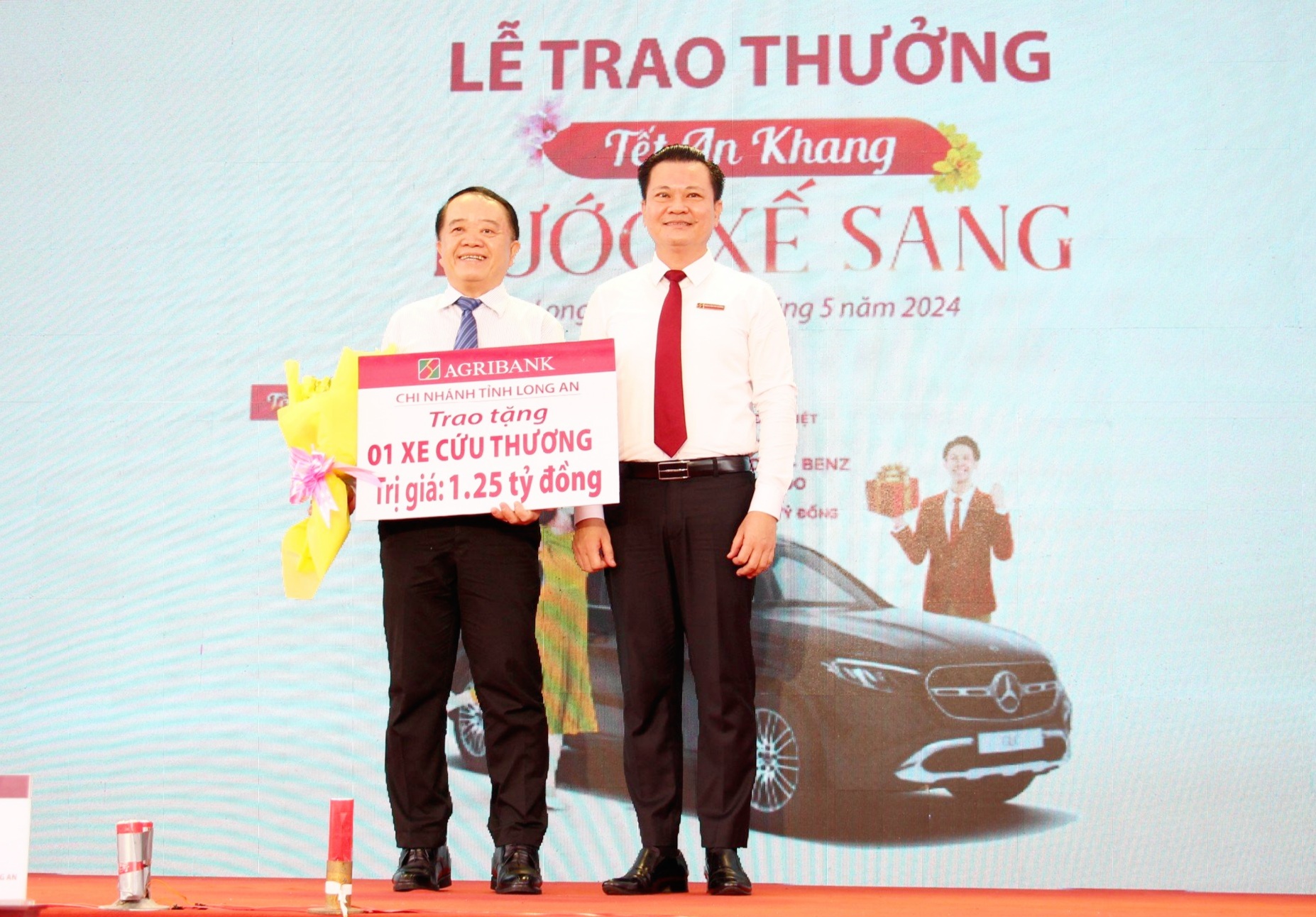 Agribank trao thưởng chương trình "Tết An khang - Rước xế sang" và tặng xe cứu thương cho ngành Y tế tỉnh Long An- Ảnh 2.