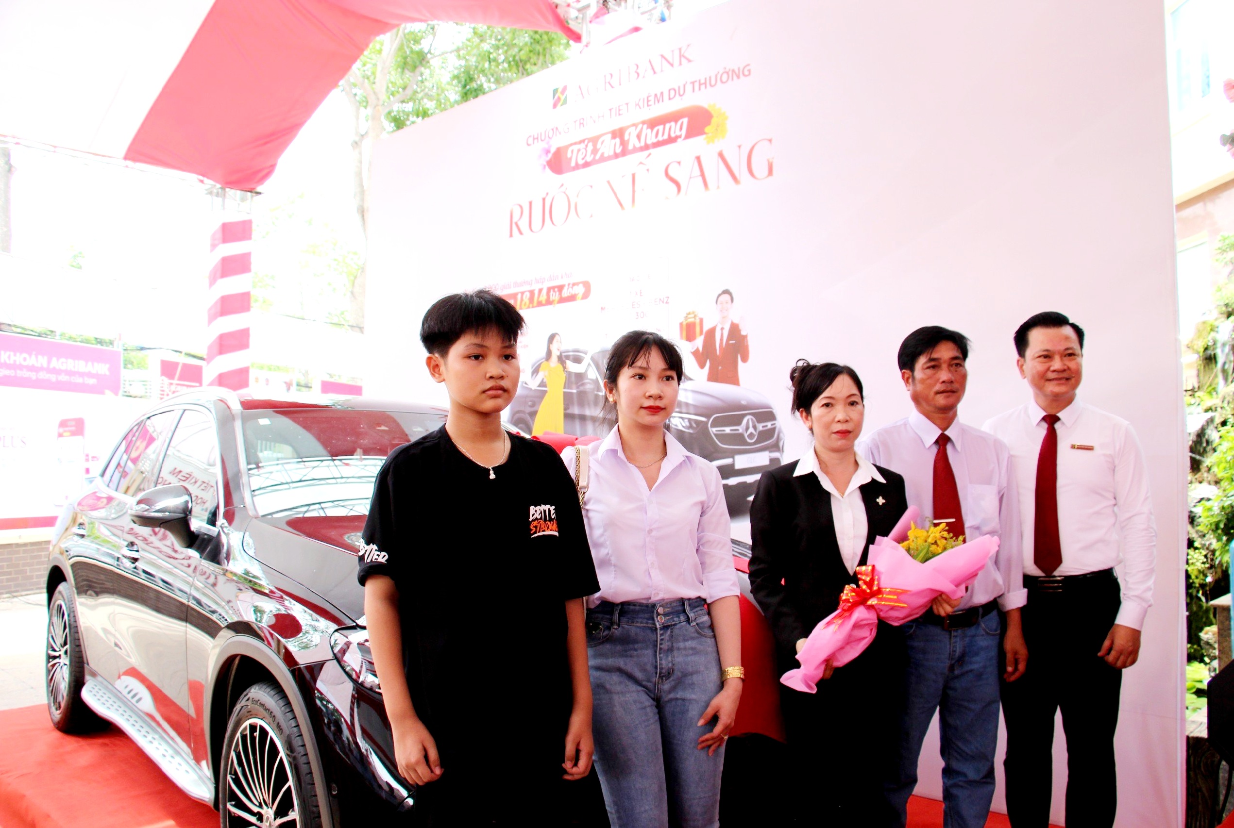 Agribank trao thưởng chương trình "Tết An khang - Rước xế sang" và tặng xe cứu thương cho ngành Y tế tỉnh Long An- Ảnh 8.