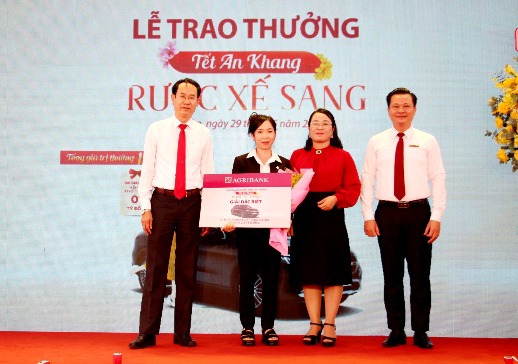 Agribank trao thưởng chương trình "Tết An khang - Rước xế sang" và tặng xe cứu thương cho ngành Y tế tỉnh Long An- Ảnh 5.