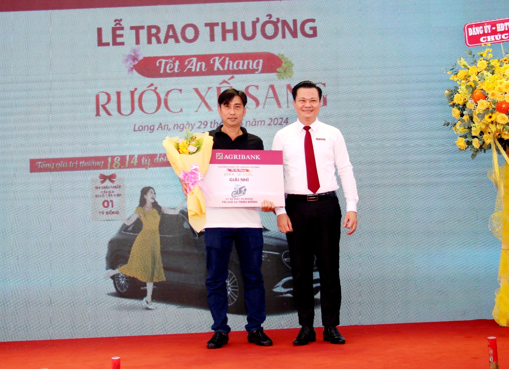 Agribank trao thưởng chương trình "Tết An khang - Rước xế sang" và tặng xe cứu thương cho ngành Y tế tỉnh Long An- Ảnh 6.
