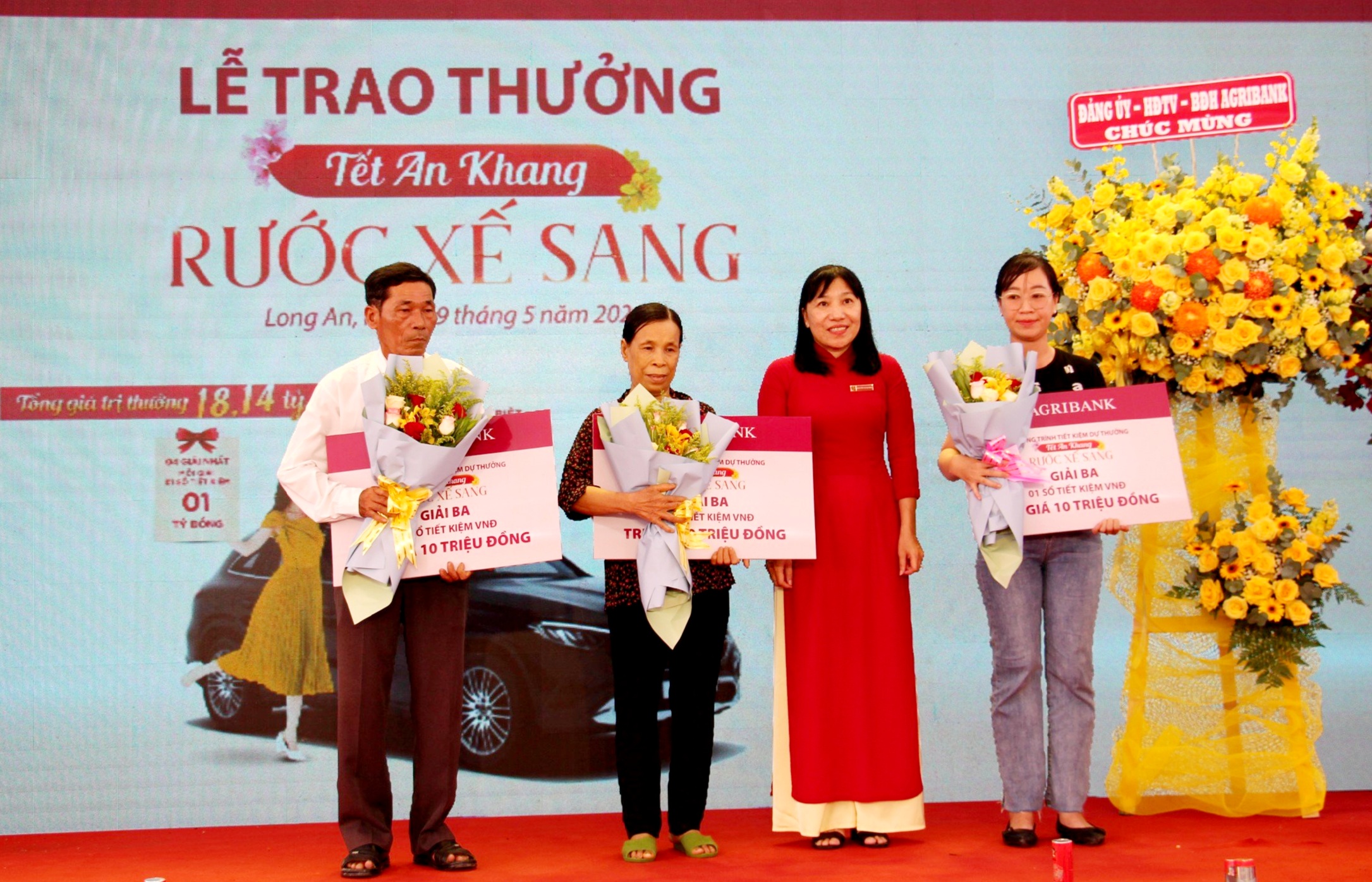 Agribank trao thưởng chương trình "Tết An khang - Rước xế sang" và tặng xe cứu thương cho ngành Y tế tỉnh Long An- Ảnh 7.