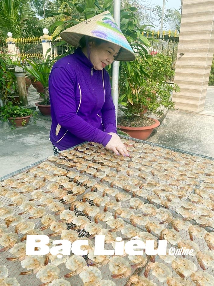 Đem loại tôm này ép khô, ai ngờ chị nông dân Bạc Liêu lại bán đắt hàng, ai cũng khen ngon- Ảnh 1.