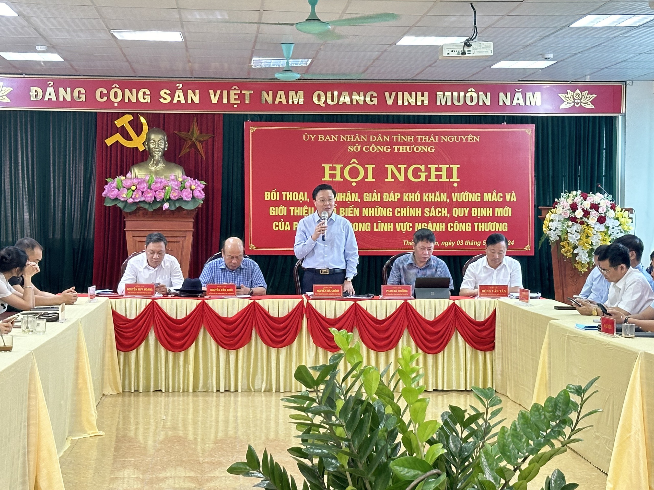 Thái Nguyên đối thoại với doanh nghiệp, tháo gỡ khó khăn, vướng mắc trong lĩnh vực công thương- Ảnh 2.