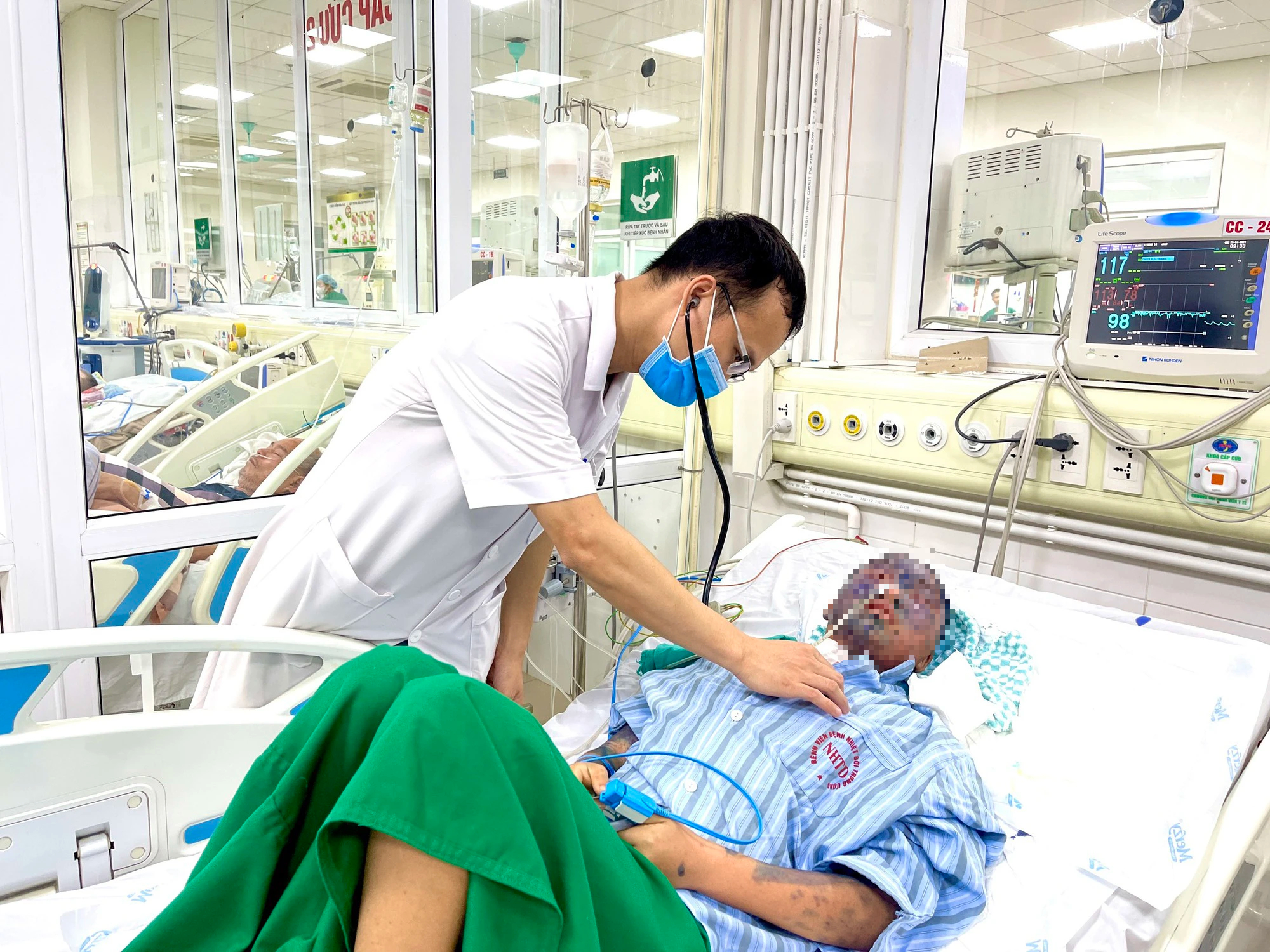 Bệnh nhân bị bội nhiễm, liệt ruột, suýt tử vong vì thủy đậu- Ảnh 2.