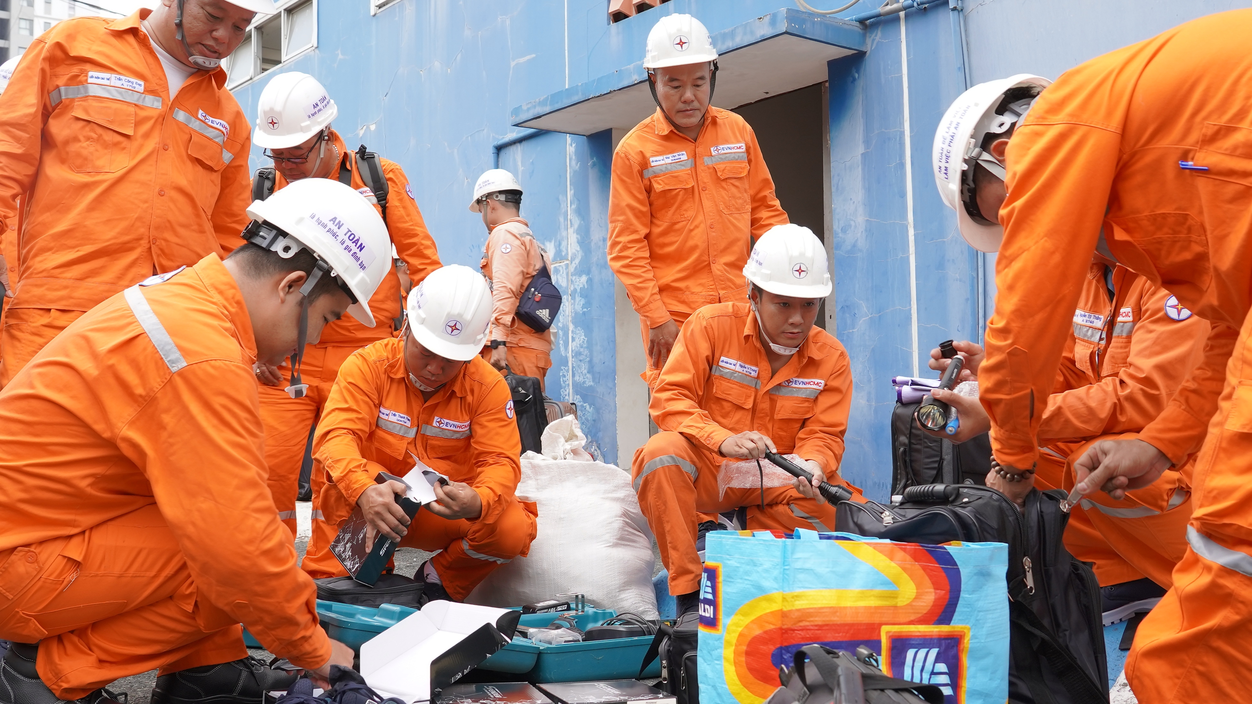 Hơn 150 cán bộ EVNHCMC lên đường tiếp sức thi công dự án Đường dây 500kV mạch 3 Quảng Trạch – Phối Nối- Ảnh 1.