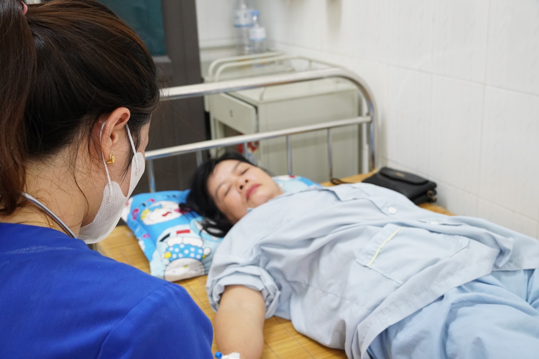 2 người sốc nhiệt vì làm việc liên tục dưới trời nắng nóng - Ảnh 1.