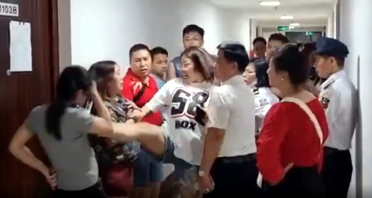 Người phụ nữ bị đạp ngã trước mặt bảo vệ tại chung cư ở Hà Nội- Ảnh 1.