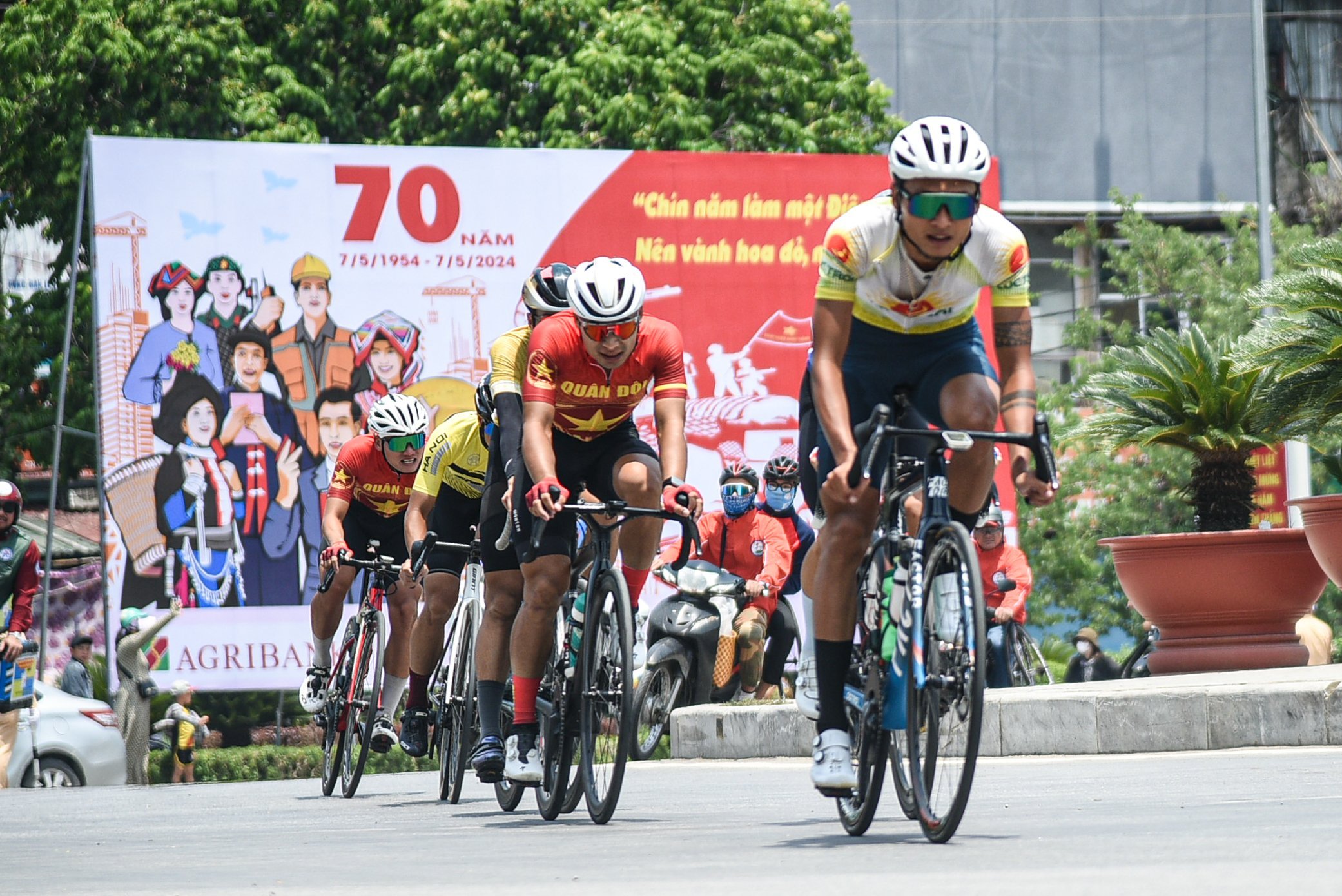 Chặng 4 Cuộc đua xe đạp Về Điện Biên Phủ - 2024: Từ kép phụ thành kép chính, Nguyễn Hướng về nhất!- Ảnh 5.