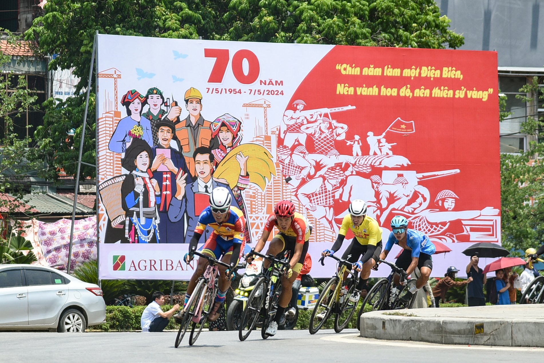Chặng 4 Cuộc đua xe đạp Về Điện Biên Phủ - 2024: Từ kép phụ thành kép chính, Nguyễn Hướng về nhất!- Ảnh 1.