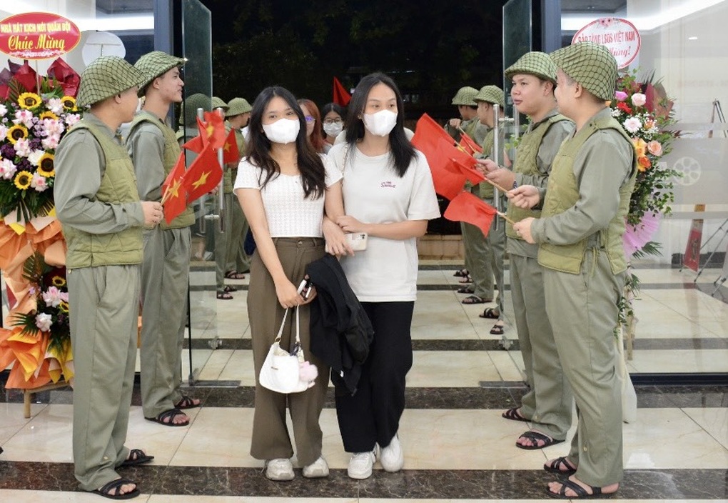 NSND Trung Hiếu: "Tôi sung sướng khi vào vai bộ đội phim Hoa ban đỏ"- Ảnh 1.