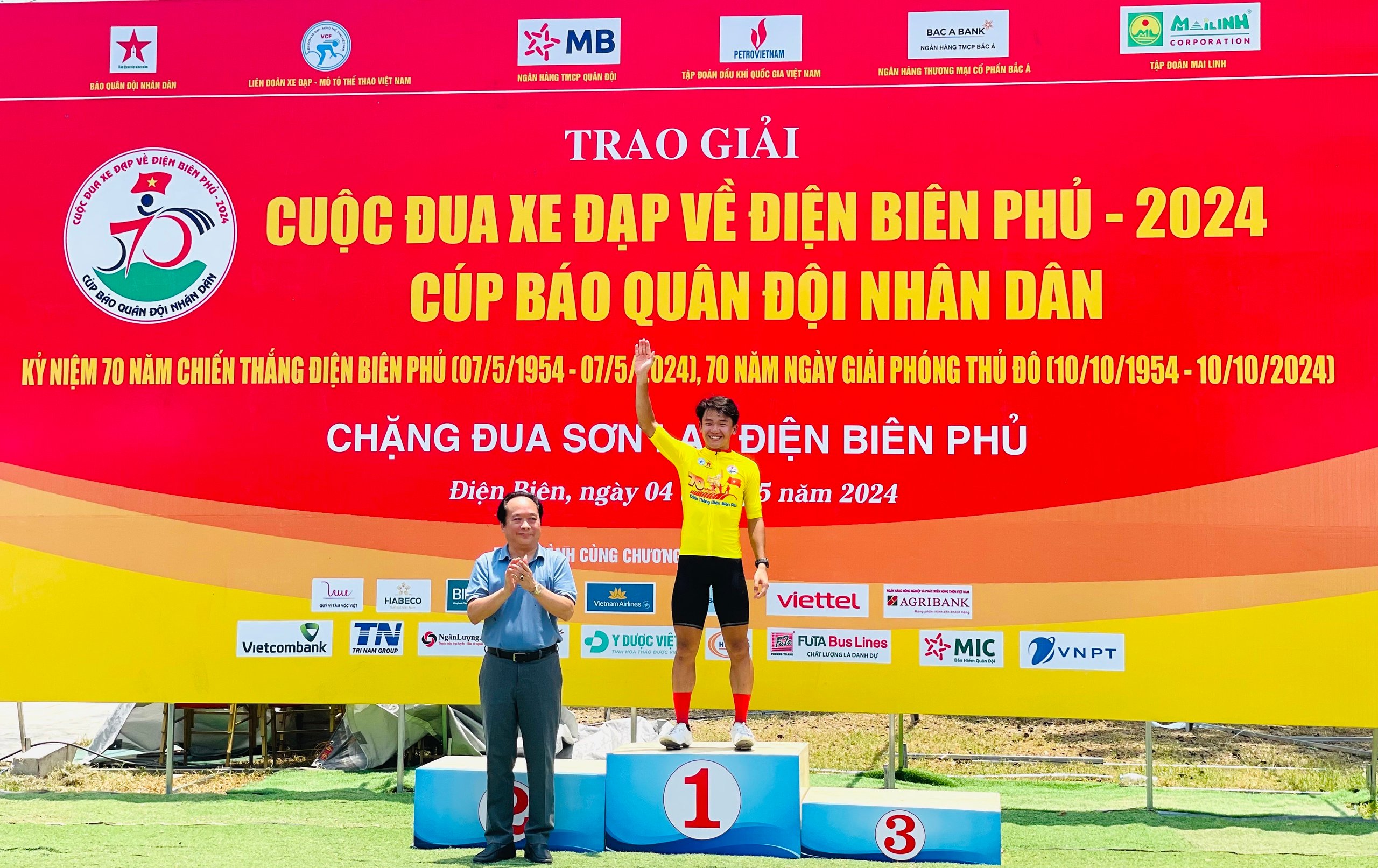 Chặng 4 Cuộc đua xe đạp Về Điện Biên Phủ - 2024: Từ kép phụ thành kép chính, Nguyễn Hướng về nhất!- Ảnh 9.